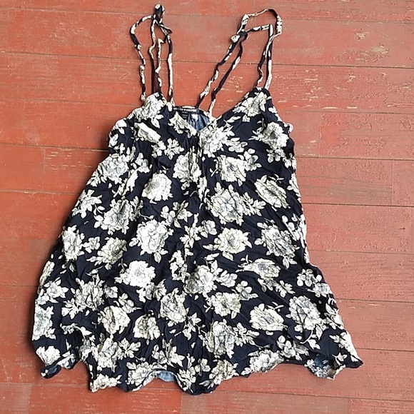 Brandy Melville Tops - Brandy Melville floral top